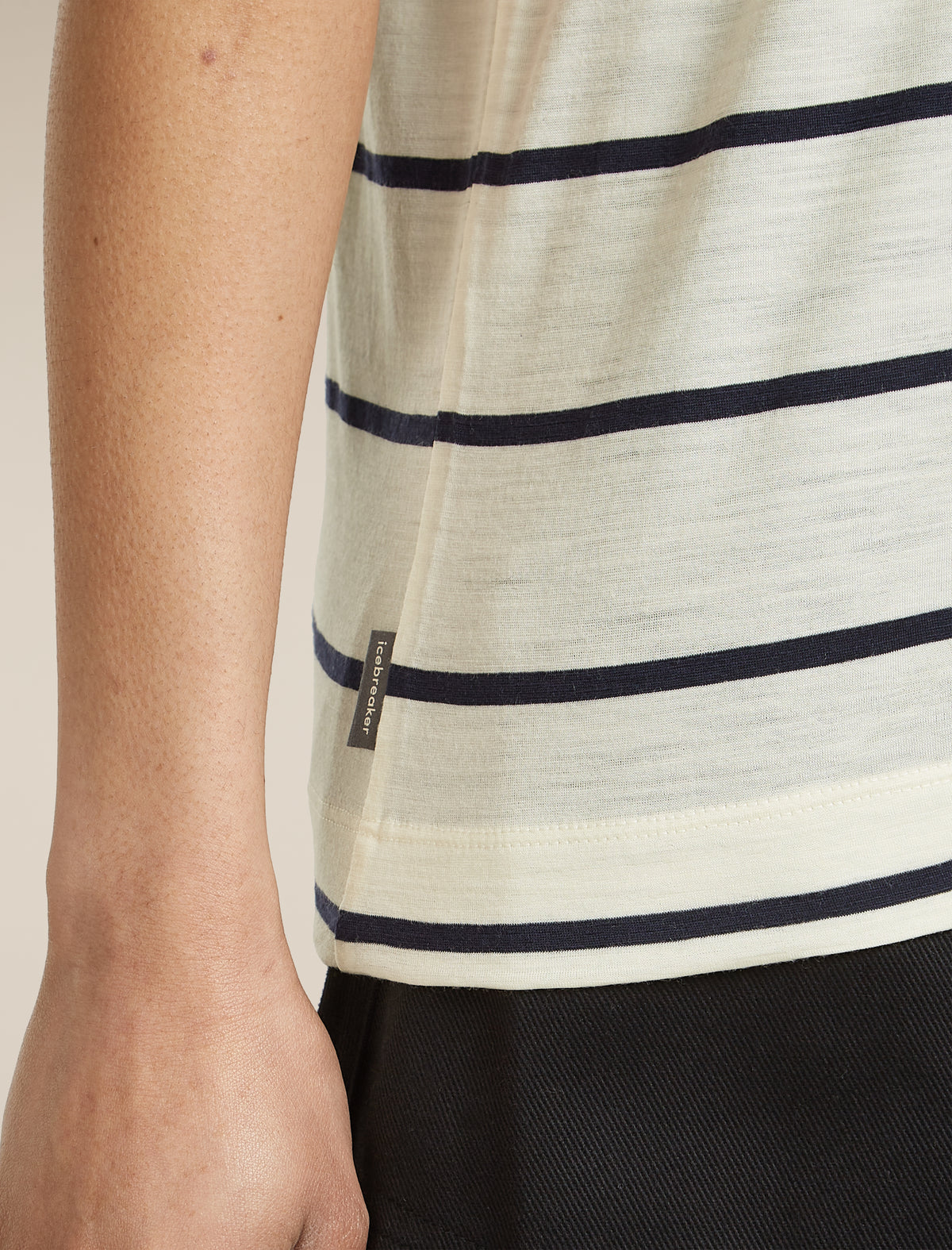 150 Tech Lite Relaxed T-Shirt mit V-Ausschnitt  - 5